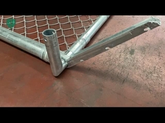 Wegemontage für verzinkten Maschendrahtzaun mit Pfosten