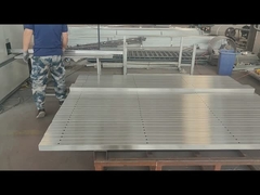 V-förmige Maschenzaunpfosten vor der Pulverbeschichtung polieren