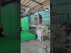 Der 3D-Zaun erhält eine Oberflächenbehandlung.