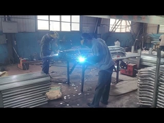 Die Maschenverbindungszubehörteile werden am Zaunpfosten angeschweißt