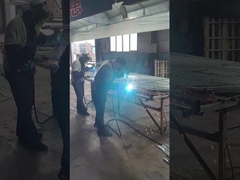 Das Gitter wird am Rahmen verschweißt.