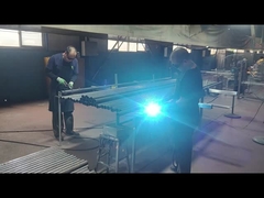 Zaunpfosten-Zubehör wird am Pfosten angeschweißt