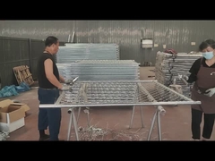 Sprühen Sie Silberfarbe auf den Rahmen