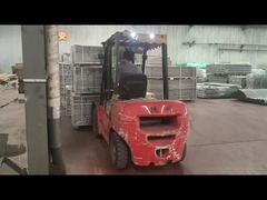 Die verpackten Waren werden im Lager platziert.