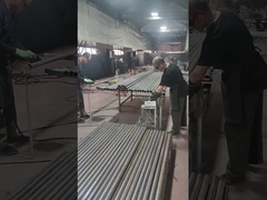 Der Zaunpfosten wird poliert und geschliffen.