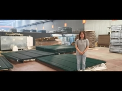 Der grüne, pulverbeschichtete Antikletternzaun ist so glatt.