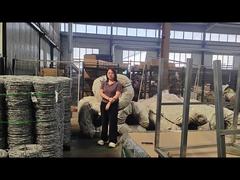 Verpackung von Stacheldraht auf dem anti-Kletterzaun