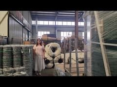 Verpackungsmethode von Stacheldraht, der auf der Oberseite eines 3D-Zauns verwendet wird