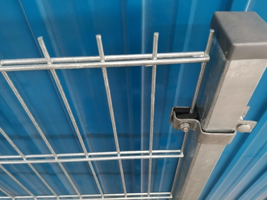 1.53m Höhe Doppeldrahtnetz Zaun Spray beschichtet Verzinkt mit Quadratpfosten geschweißt