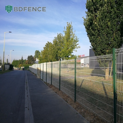 Dekoratives Hauptmetall im Freien 3D, das gebogenen Zaun-Panel Welded Rigid-Draht V Mesh Garden Fence verbiegt
