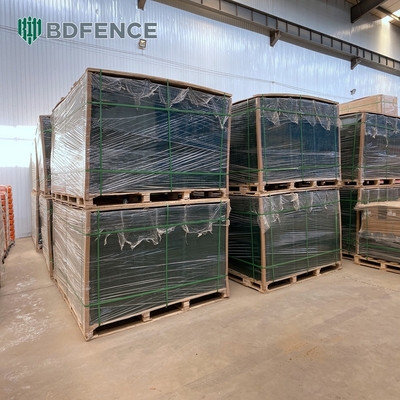 Dekoratives Hauptmetall im Freien 3D, das gebogenen Zaun-Panel Welded Rigid-Draht V Mesh Garden Fence verbiegt