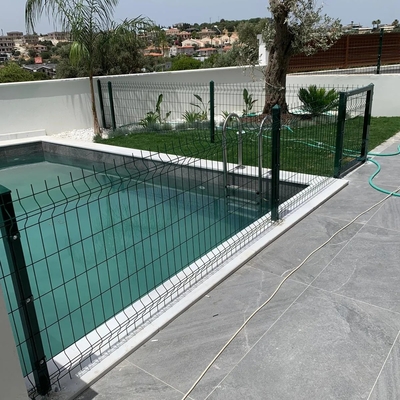 China Farbenfrohe 3D-Hausdekoration Schwarz geschwungenes geschweißtes Drahtgitter Gartenzaun Sicherheit Galvanisiertes PVC-beschichtetes Gitterzaun Cl