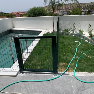 China Farbenfrohe 3D-Hausdekoration Schwarz geschwungenes geschweißtes Drahtgitter Gartenzaun Sicherheit Galvanisiertes PVC-beschichtetes Gitterzaun Cl
