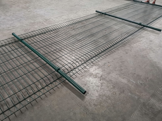 Gekrümmte geschweißte Mesh Biegen Sicherheitszaun Panel Dreieck Biegen Zaun 3D Zaun für den Garten