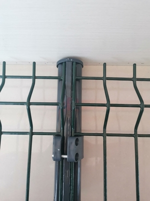 Gekrümmte geschweißte Mesh Biegen Sicherheitszaun Panel Dreieck Biegen Zaun 3D Zaun für den Garten