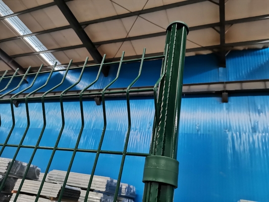 Garten PVC Beschichtet V Biegen 3D gekrümmter geschweißter Drahtgitter Zaun Außen Metal 3D Zaun Panel mit Pfirsichform Post