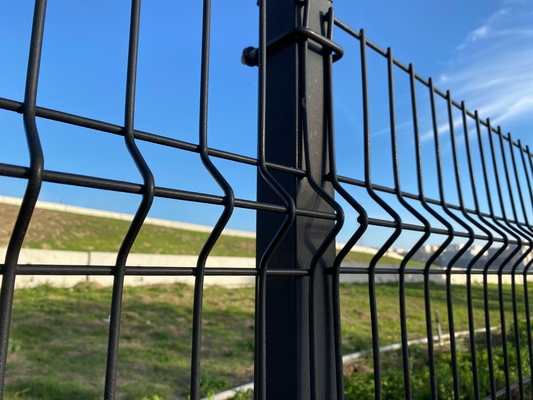 Garten PVC Beschichtet V Biegen 3D gekrümmter geschweißter Drahtgitter Zaun Außen Metal 3D Zaun Panel mit Pfirsichform Post