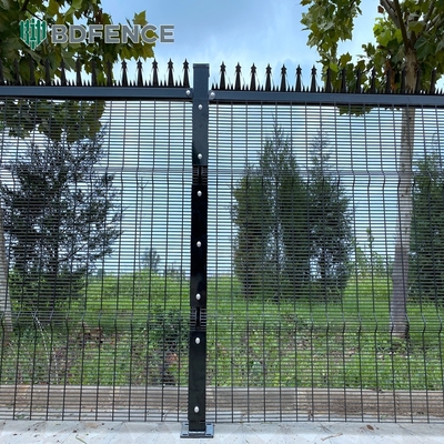 Anpassungsfähige Hochsicherheitszaunplatten Architektonische kleine Löcher Drahtgitterzaun Anti-Climb 358 Geschweißtes Gitterzaun oder Sicherheit