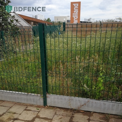 Einfache Installation Garten Sicherheitsumfang kundenspezifisch 3D gekrümmter Eisendrahtgitter Zaun Pfirsichform Post Zaun