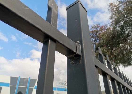 Hochfeste Eisenrahmen Palisade Tubular Zaun Sicherheitszaun Panel Quadrat Loch Heißtauchen für Einfahrt Türen