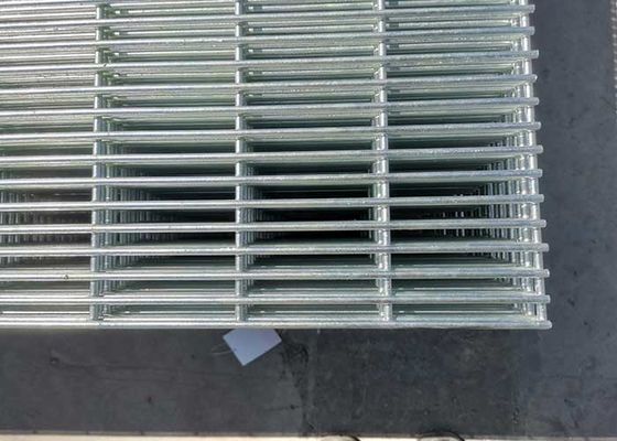 Sicherheitsumfangszaun mit 76*25 mm Öffnungsgröße und pulverbeschichteter Oberflächenbehandlung Anti-Klettern-Design