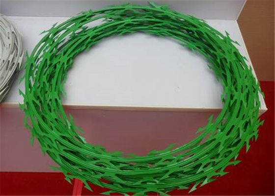 RASIERMESSER-Draht-PVC Hgmt 2.5mm beschichtete Stahldie grüne Farbe, die für Zaun Panels Livestock mit Stacheln versehen ist