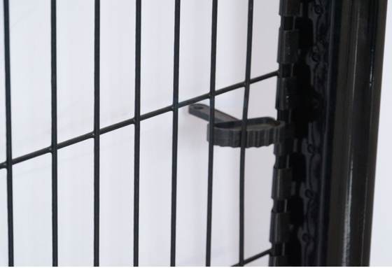 Leicht zusammengebautes Höhen-PVC V Mesh Security Fence 6ft beschichtete Pfirsich-Posten