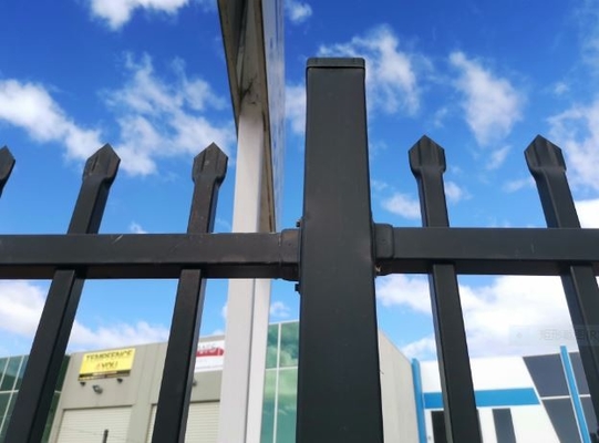 Moderner Stahlpalisaden-Röhrenpool im Freien, der Metallstahltore gegen Aufstieg einzäunt